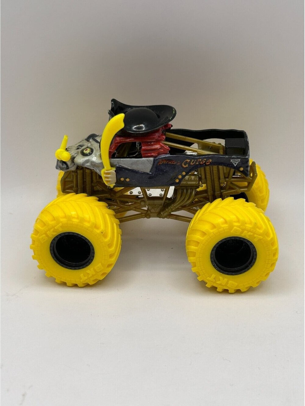 Spin Master Monster Jam Pirate's Curse 1:64 Diecast Monster Truck Yellow Tires